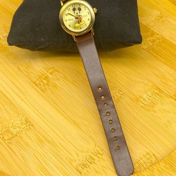 Ladies Mickey Mouse gently used watch that functions well and has fresh battery - Picture 2 of 7